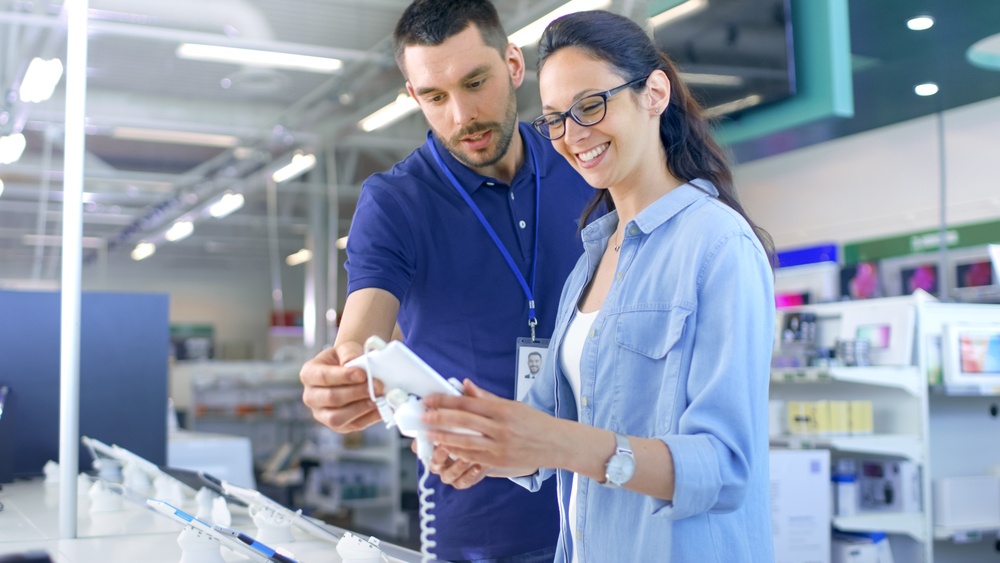 employee helping customer